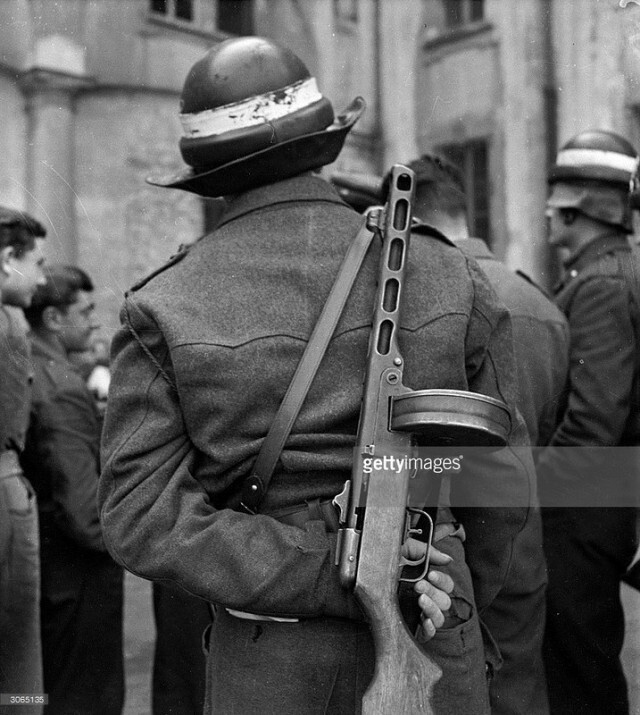Эхо войны. Итальянский полицейский с пистолетом-пулемётом Шпагина; Милан; май 1946-го года 