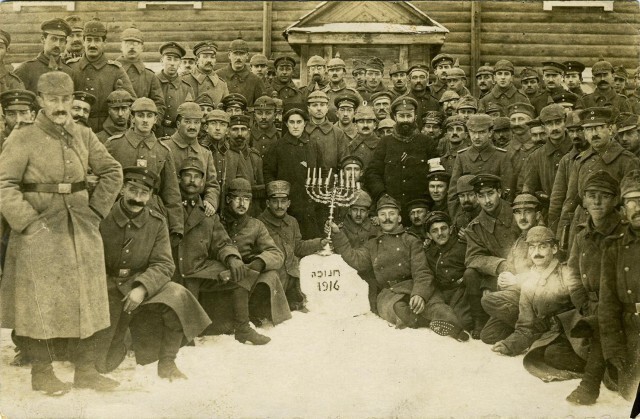 Разрыв шаблона. Немецкие солдаты празднуют Хануку, 1916 