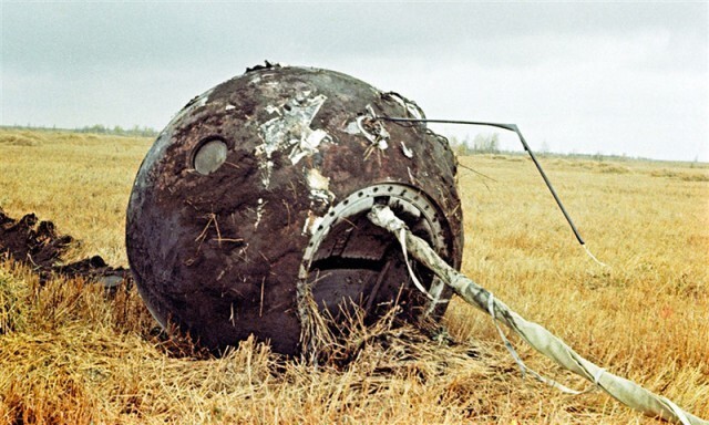 Пустая капсула советского корабля "Восток-1" на месте посадки в 700 км от Москвы, 12 апреля 1961 г.: 