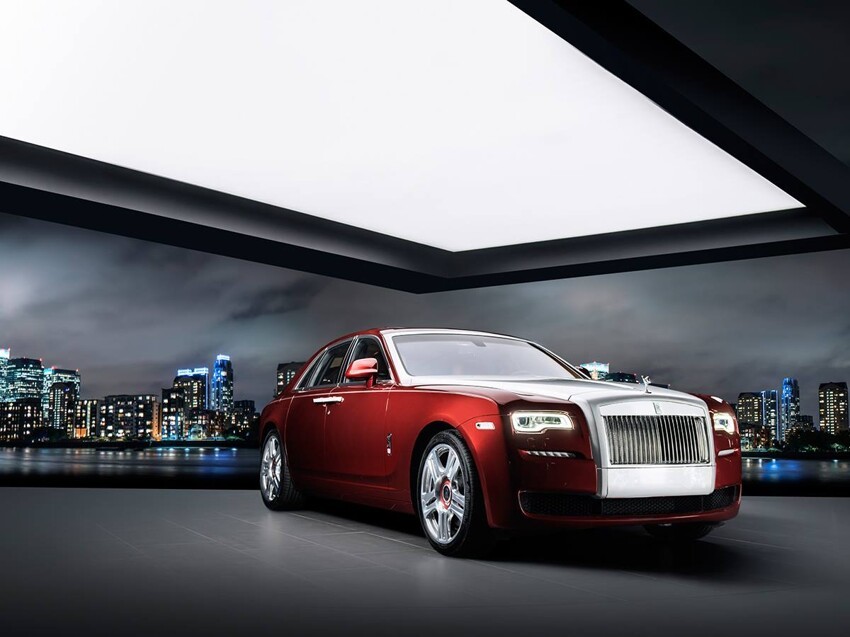 Автомобиль, получивший название Rolls-Royce Ghost Red Diamond, окрашен в цвет Red Velvet и обзавелся решеткой радиатора из полированного алюминия и колесными дисками с красными акцентами.