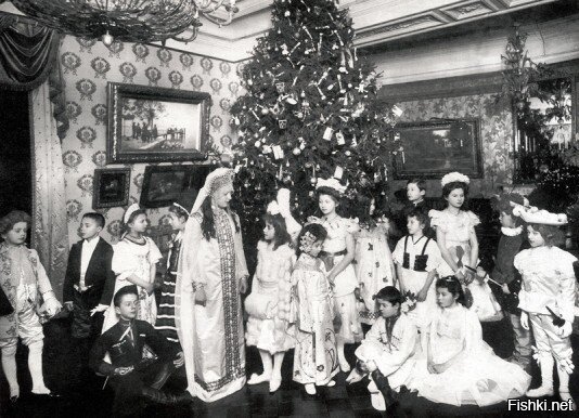 Первые Деды Морозы в белых шубах стали появляться на елках в Петербурге ( жив...