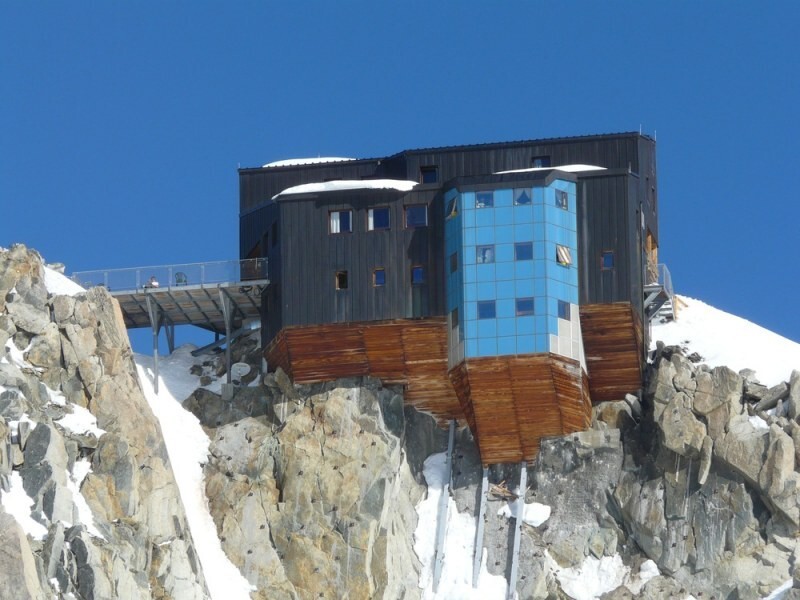 8. Отель «Хижина Космического Укрытия» (Refuge des Cosmiques Hut)