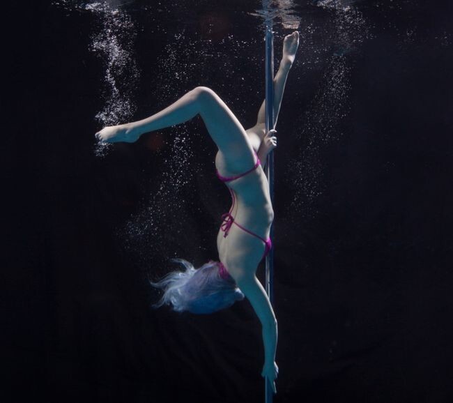 Танцовщиц на пилоне, которые задержали дыхание и приняли соблазнительные позы под водой