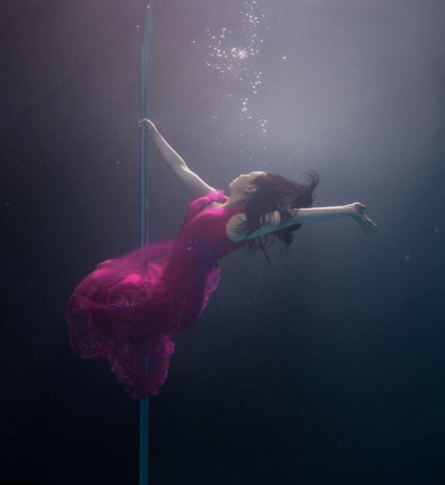 Танцовщиц на пилоне, которые задержали дыхание и приняли соблазнительные позы под водой