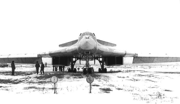 Первый экземпляр Ту-160 - самолет 70-01 на базе ЛИИ в Жуковском в период начала испытаний