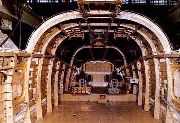 Кабина экипажа изнутри в процессе постройки первого экземпляра Ту-160 - самолет 70-01, 1977 г.