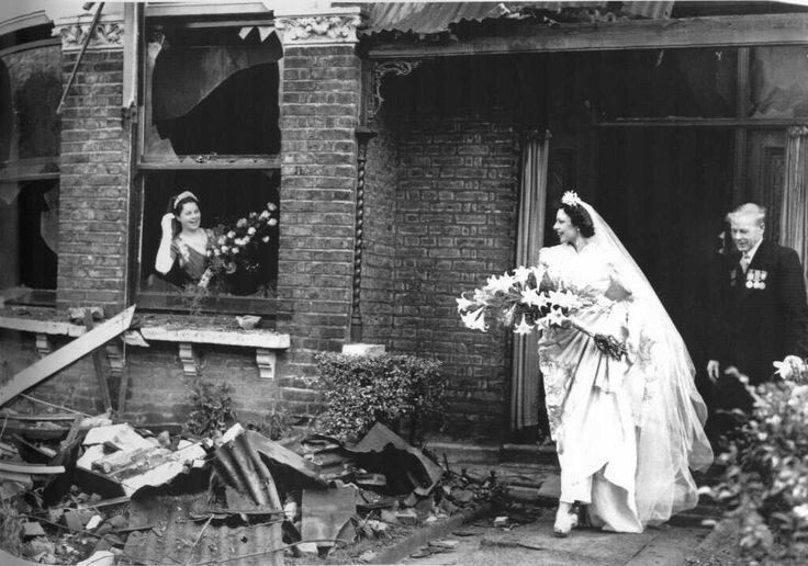 Свадебная пара идет в церковь из дома, в который попала бомба после авиаудара, Лондон, 1940 год.