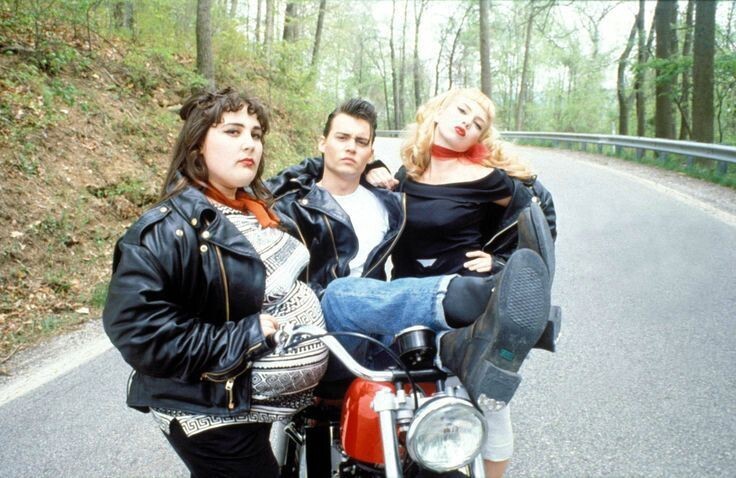 Джонни Депп и его подруги  на съёмках фильма "Плакса", 1990 год.