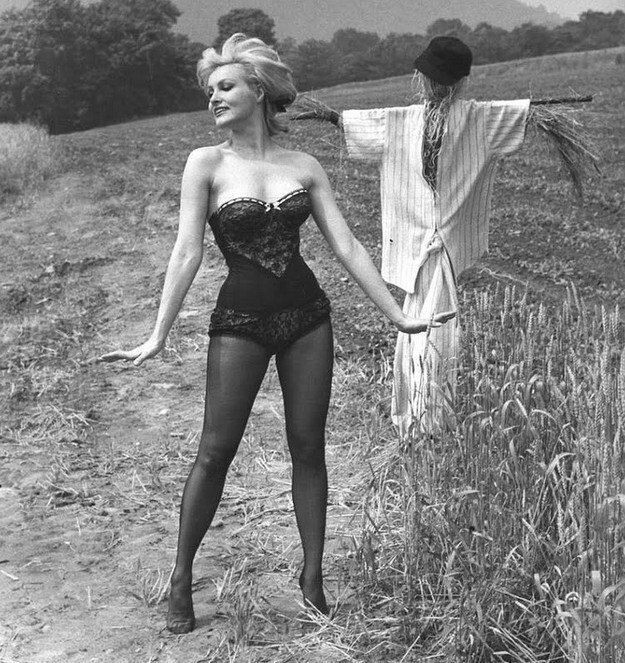 Джули Ньюмар, 1961 год.