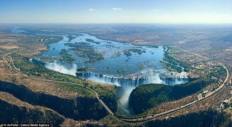 Водопад Виктория - самый большой водопад в мире на реке Замбези на границе Зимбабве и Замбии