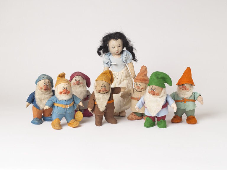 Старинные кукольные домики и еще много занимательных игрушек