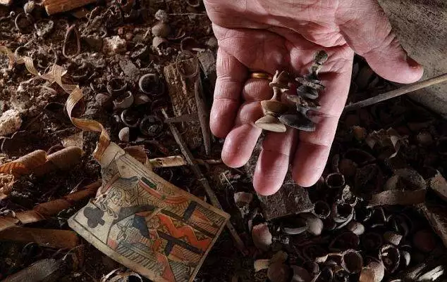3. А обитатели другого дома обнаружили под половицами около 4,000 археологических находок в виде игровых деталек.