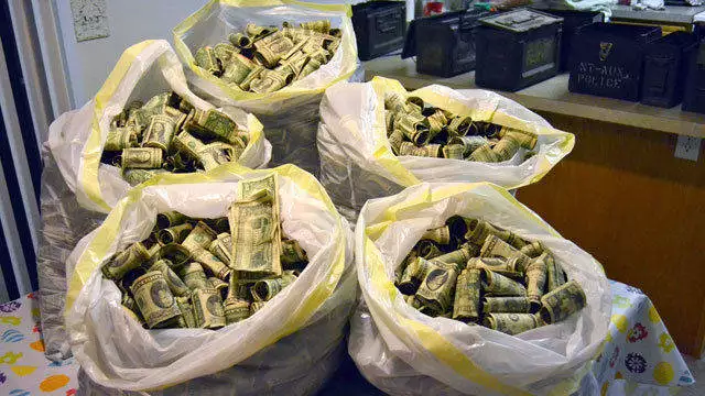 8. Житель штата Юта нашел у себя в подвале несколько мешков, полных денег, и вернул их владельцу.