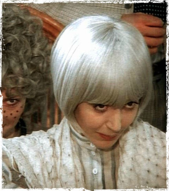 ГАЛИНА ОРЛОВА (17 января 1949 — 18 декабря 2015) Актриса кино. Фильмы: «Весенняя сказка», «Цирк зажигает огни», «Здравствуйте, я ваша тетя!», и другие. Жена кинодраматурга Александра Миндадзе.