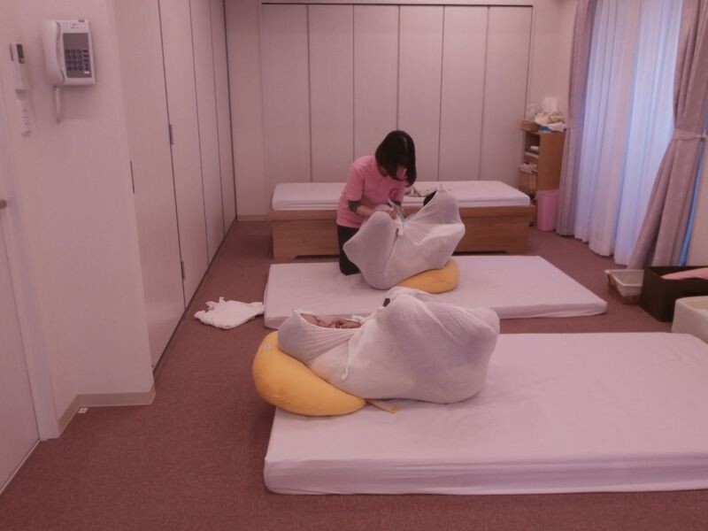 У японцев особенный подход к пеленанию детей