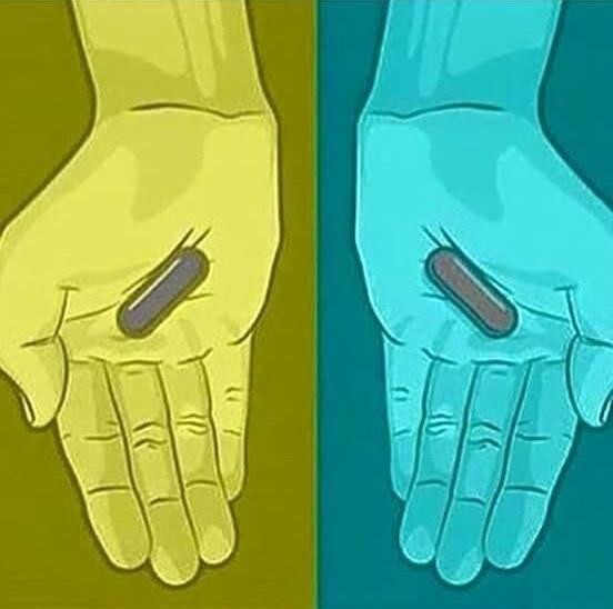 Картинка с двумя таблетками в ладонях. Какого цвета таблетки?