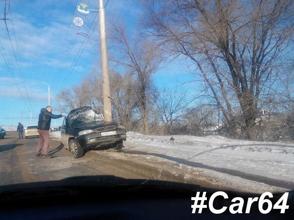 Авария дня. Довольно жесткий удар в столб