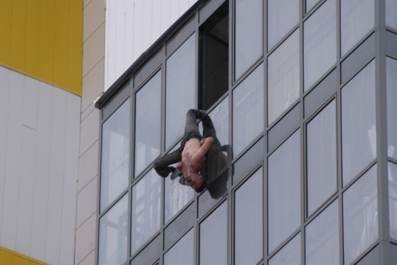  Вывалившийся из окна 15-го этажа мужик провисел на штанине полчаса