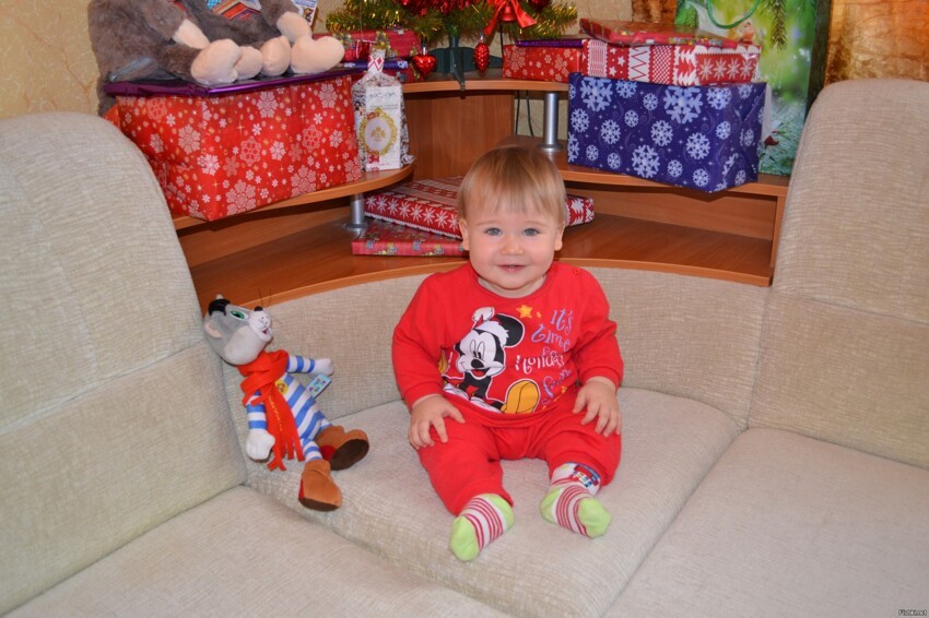 Мой маленький внук Сашенька поздравляет нас всех с наступающим Новым годом и ...