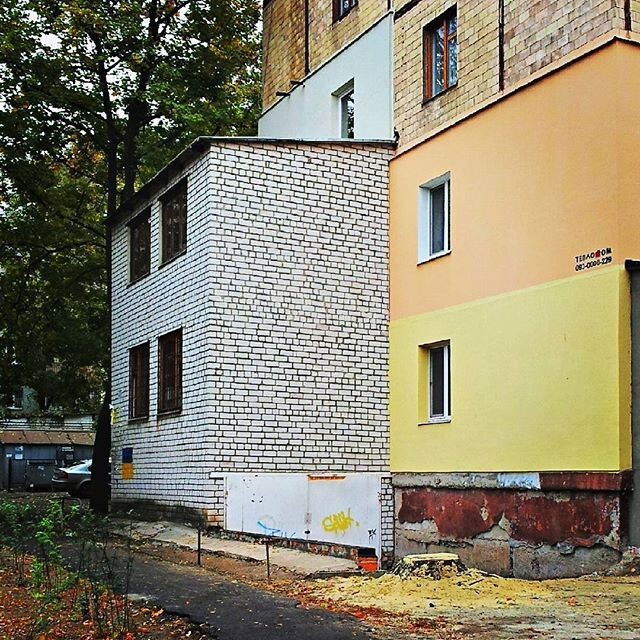 В Харькове рядом с панельным домом построили гаражик
