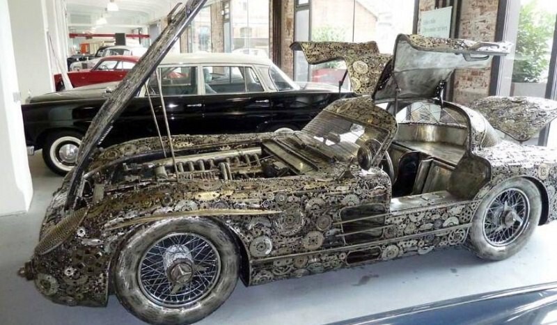 Винтажный ретро-автомобиль из металлических отходов