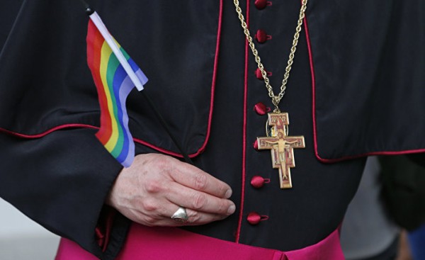 Церковь разрешила венчать однополые пары