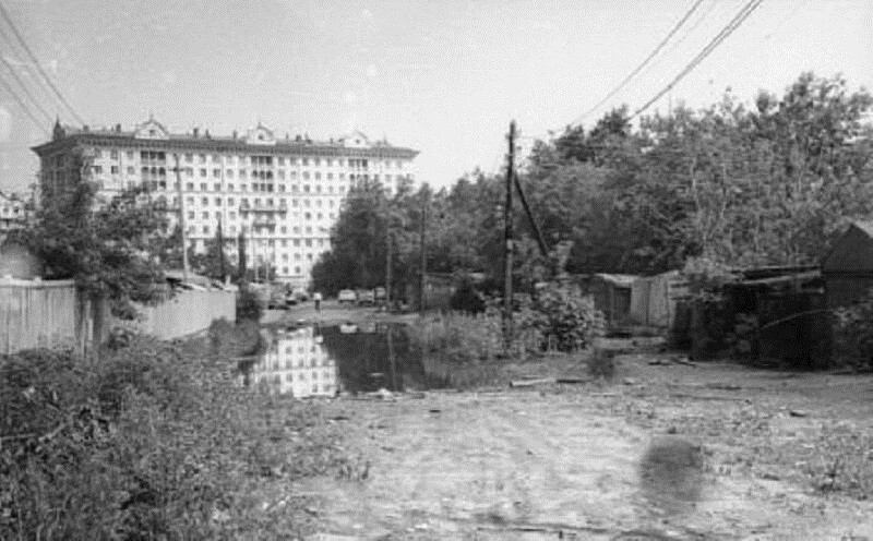 2.	Хихриков переулок. 1956-1958гг. Ныне несуществующий топоним. Слева по краю фото, вероятно, видится строительство дома три по Раевского.