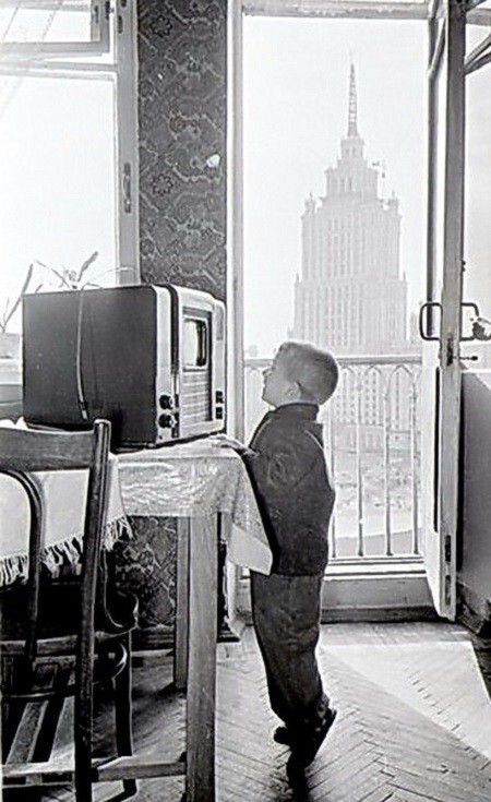 8.	Мальчик и телевизор. 1955—1956гг. Фото сделано из крупного сталинского дома через реку (д.2 по Краснопресненской наб.)  