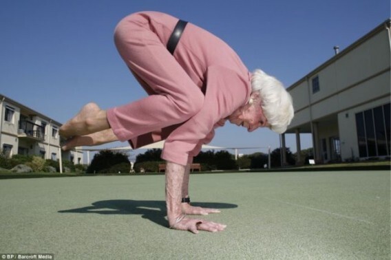 Австралийка Бетти Кальман в свои 85 лет все еще практикует йогу