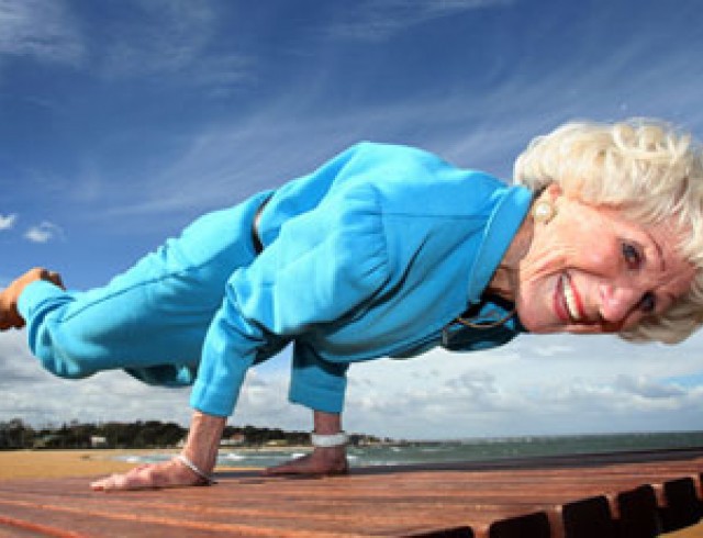 Австралийка Бетти Кальман в свои 85 лет все еще практикует йогу