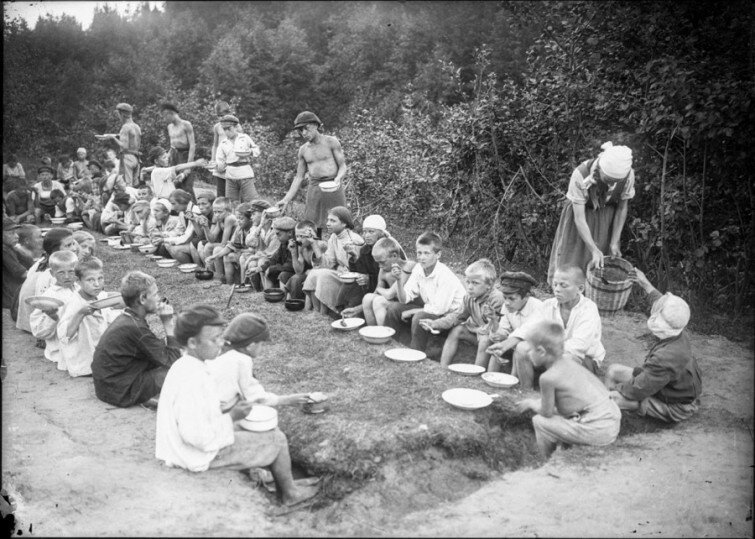 Обед в летнем пионерском лагере, 1923 год.  