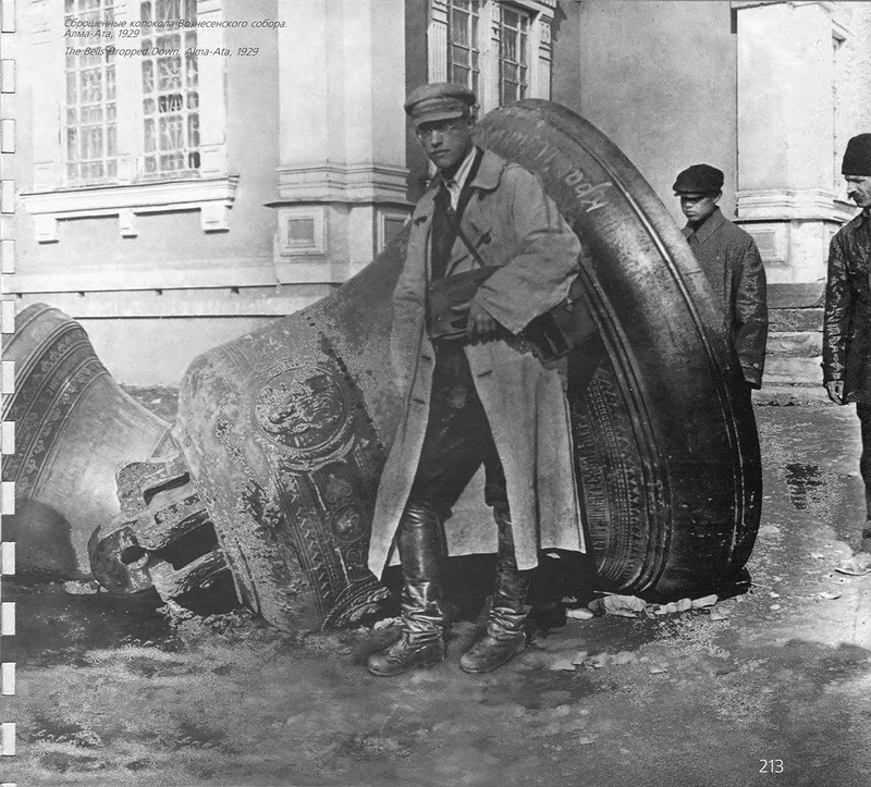 Алма-Ата. Снятые колокола Кафедрального собора. 1929 г.