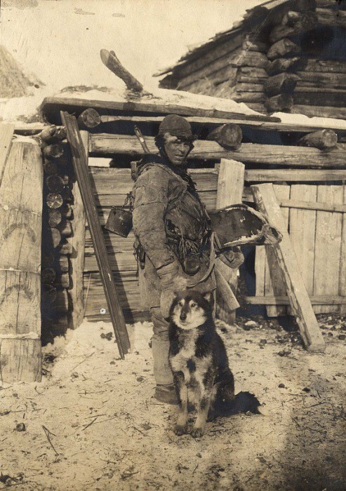 Охотник с собакой. Деревня Ярки, Енисейский уезд, 1911 год.