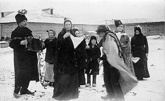 Праздник на улицах Знаменского стекольного завода. Начало 20 века.