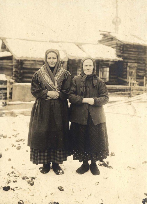 Пожилые женщины в праздничной день. Деревня Ярки, Енисейский уезд, 1911 год.