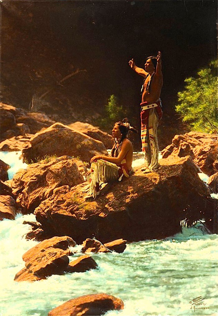 Мужчины племени пиеганы, возносящие молитву буревестнику у реки в штате Монтана. 1912 г., фотограф Роланд В. Рид