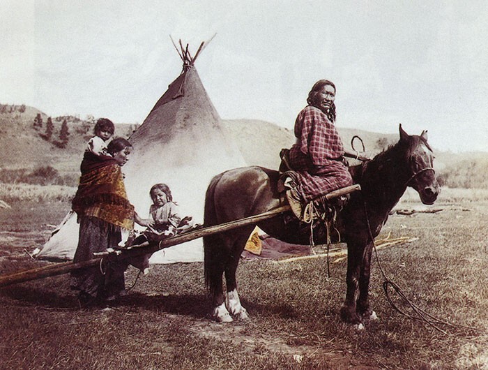 Сильная Левая Рука с семьёй. Резервация северных шайеннов. 1906 г., фотограф Джулия Тьюэлл