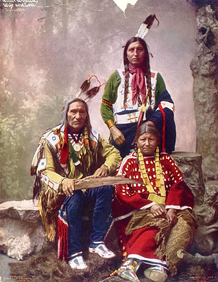 Вождь Маленькая Рана с семьёй. Оглала лакота, 1899 г., Heyn Photo