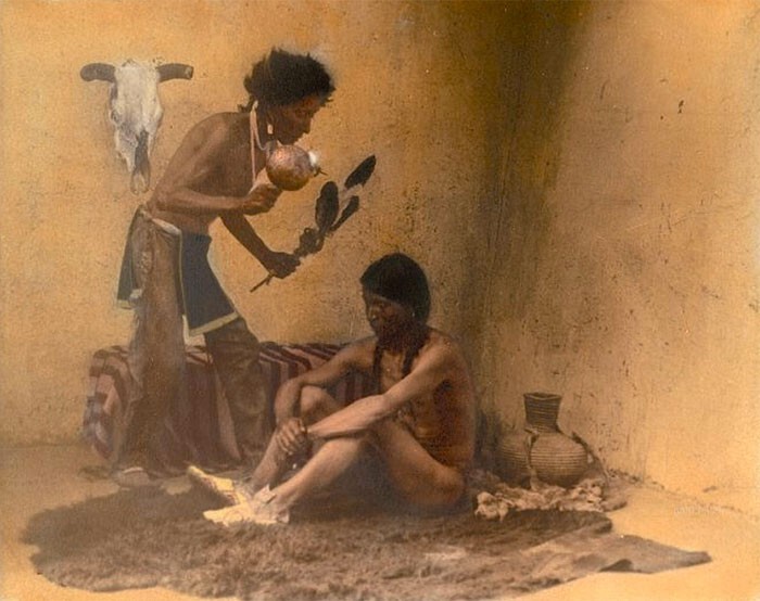 Знахарь с пациентом. Таос-Пуэбло, Нью-Мексико, 1905 г., фотограф Карл Мун