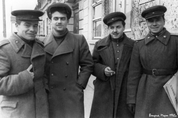 Семен Гудзенко (второй слева) и Юрий Левитанский (второй справа) с сослуживцами по редакции газеты 