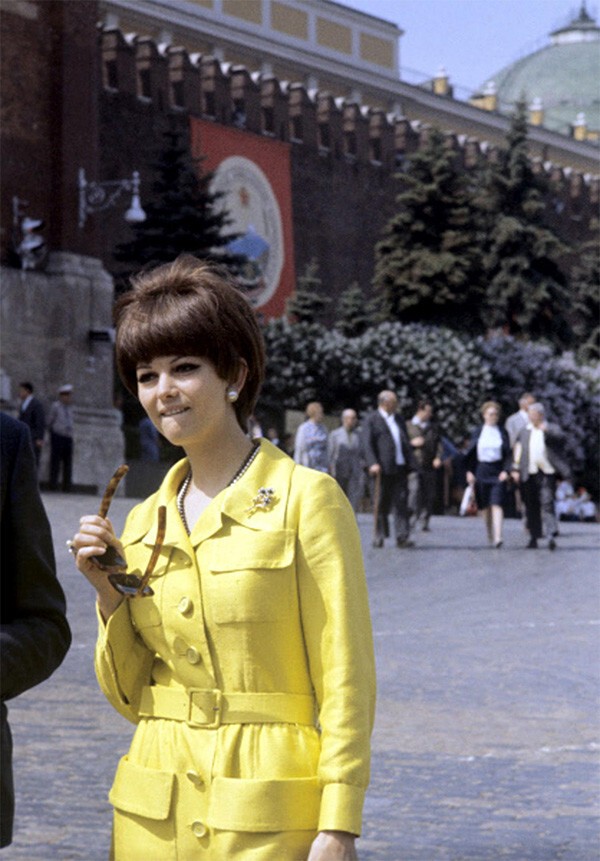 Клаудиа Кардинале на Красной Площади в Москве. Июль 1967 года  