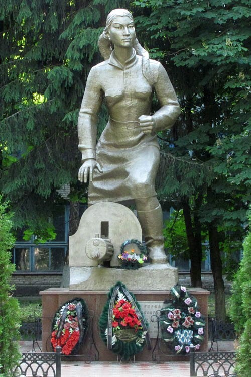Памятник Маншук Маметовой в городе Невель (Псковская область), в бою за который она погибла
