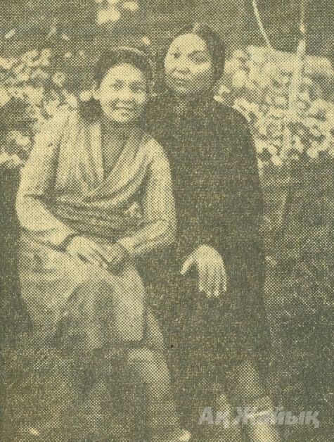 Маншук Маметова с тетей Аминой. Фото 1935 года