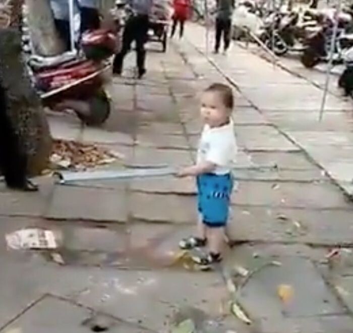 «Не трогайте мою бабушку!» Маленький мальчик стальной трубой отгонял полицейских от своей бабушки