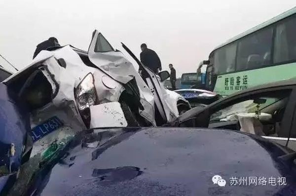 Но 2 апреля 2016 года в Китае случился новый печальный автомобильный «рекорд» одновременного участия машин в одной аварии. 
