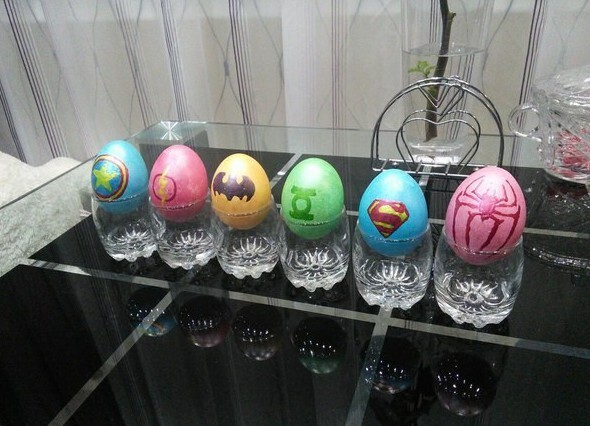 Немного пищевых красителей и ваши яйца будут выглядеть как произведение искусства 