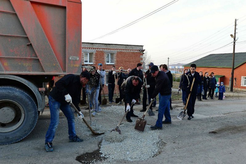 В Свердловской области автомобилисты сами заделывают ямы на дорогах 
