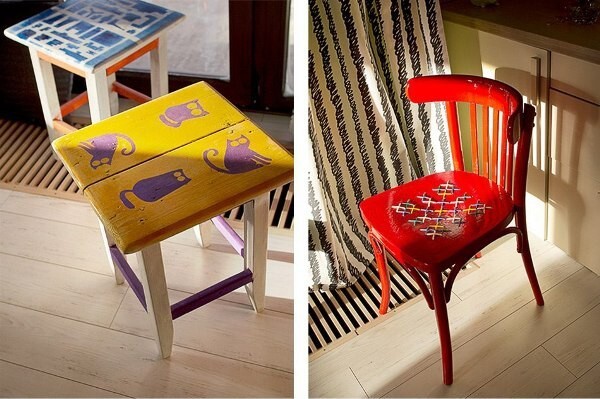 Старые стулья и табуреты могут превратиться в очень яркие и стильные элементы декора
