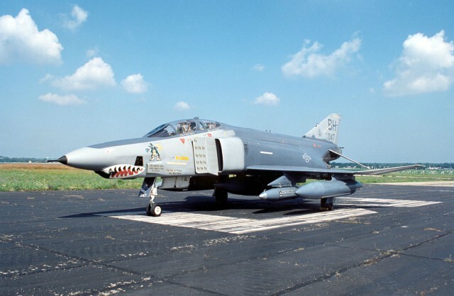 На фото: McDonnell Douglas RF-4C Phantom II