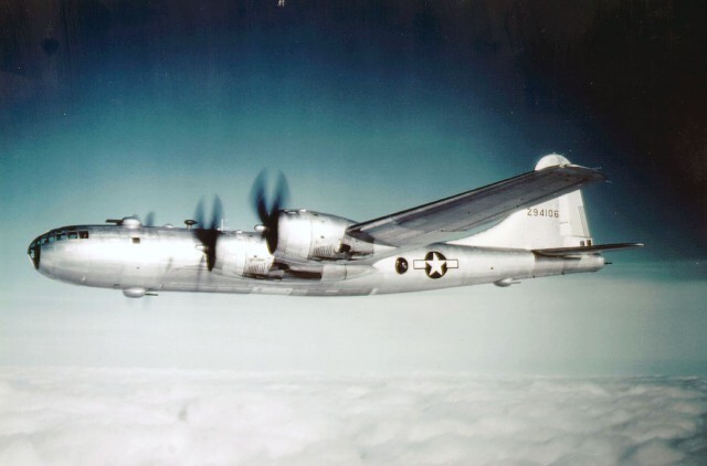 На фото: Бомбардировщик B-29 в полете. Предположительно 1945 г. 